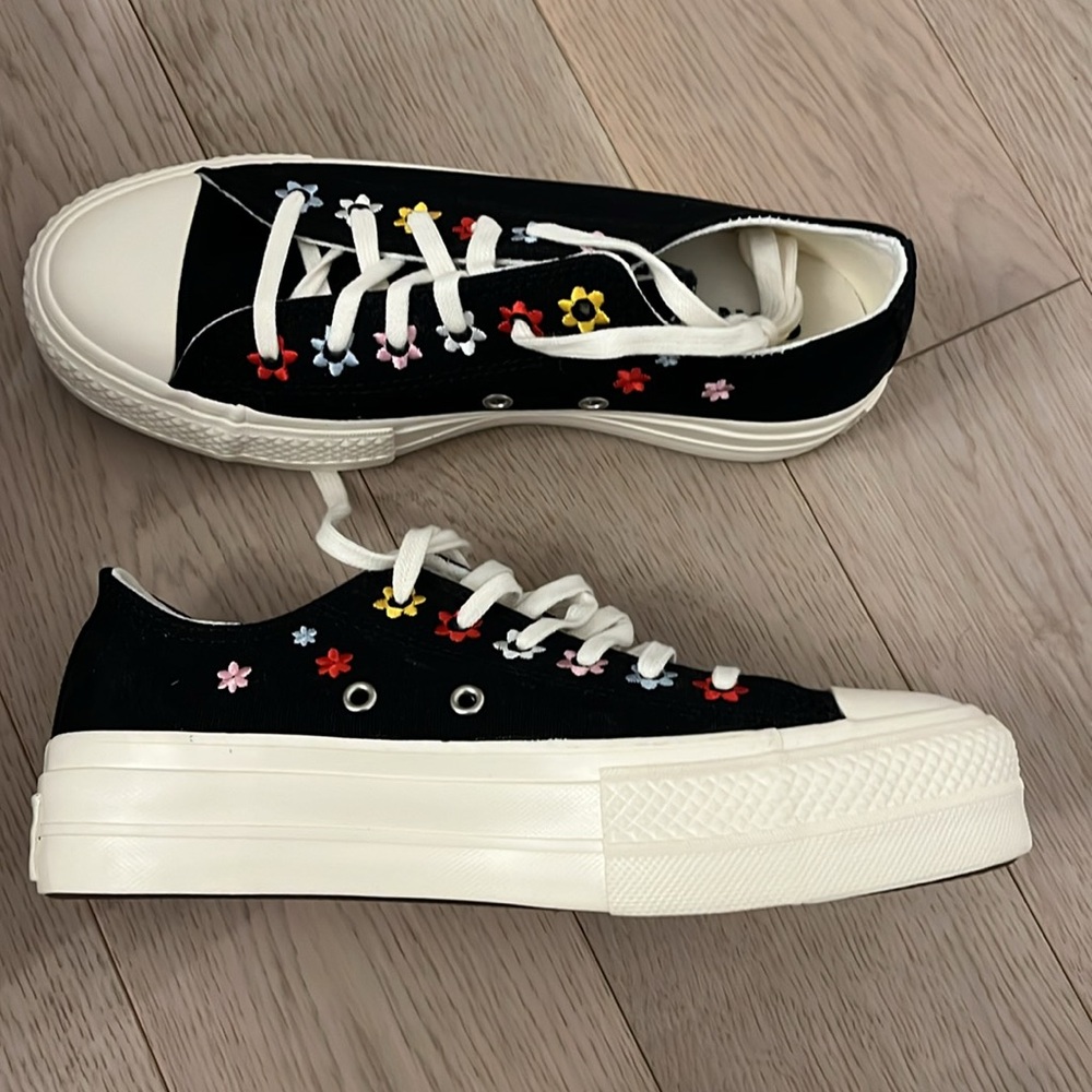 Converse Platform Low Rise All Stars with Flower Embroidery
